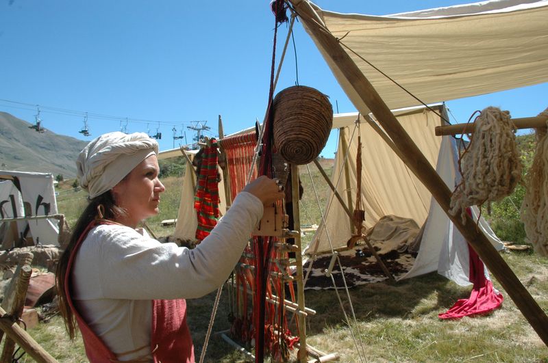 animation artisanale et démonstration de tissage métier à tisser moyen age médiéval, gaulois romain